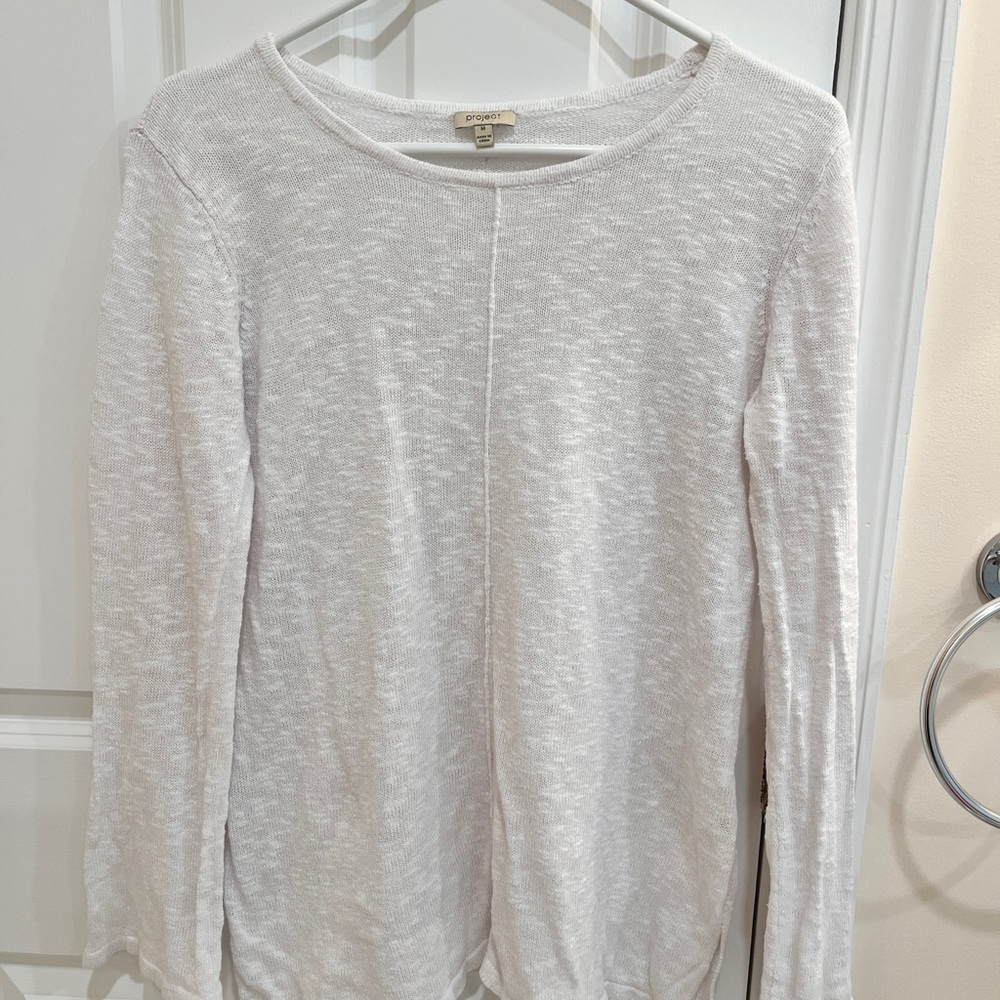 Beautiful white sweater perfect for spring! 💐
